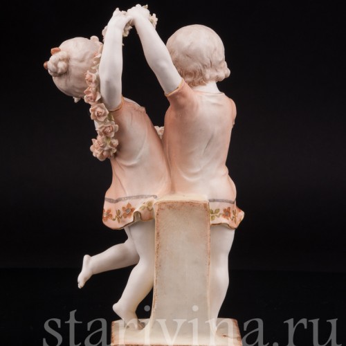 Статуэтка из фарфора Танцующие дети с гирляндой цветов, Ernst Wahliss, Австрия, Кон 19, нач. 20 вв.