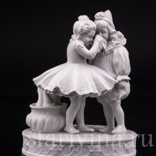 Фарфоровая статуэтка Пьеро и Коломбина Volkstedt, Германия, Кон 19, нач. 20 вв.