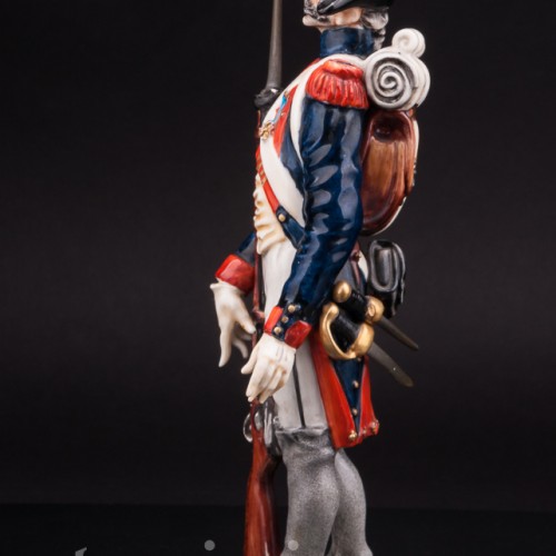 Статуэтка французского солдата из фарфора Ветеран, Capodimonte, Италия, пер. пол. 20 в.