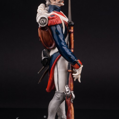 Статуэтка французского солдата из фарфора Ветеран, Capodimonte, Италия, пер. пол. 20 в.