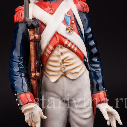 Статуэтка французского солдата из фарфора Ветеран, Capodimonte, Италия, пер. пол. 20 в.