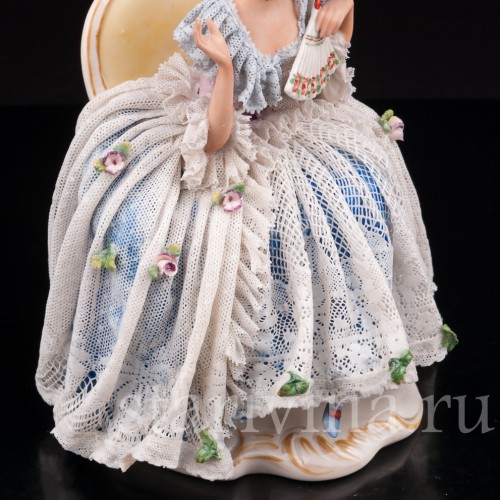 Фарфоровая статуэтка Дама с веером, сидящаяя на стуле, кружевная, Ackermann & Fritze, Германия, пер. пол. 20 века.