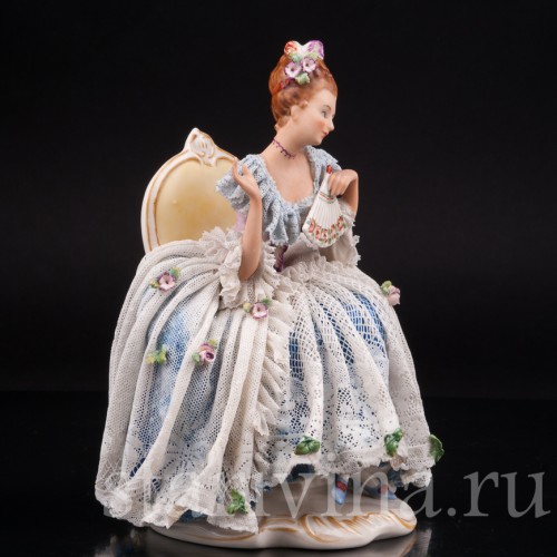 Фарфоровая статуэтка Дама с веером, сидящаяя на стуле, кружевная, Ackermann & Fritze, Германия, пер. пол. 20 века.