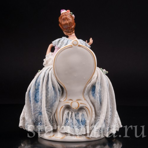 Фарфоровая статуэтка Дама с веером, сидящаяя на стуле, кружевная, Ackermann & Fritze, Германия, пер. пол. 20 века.
