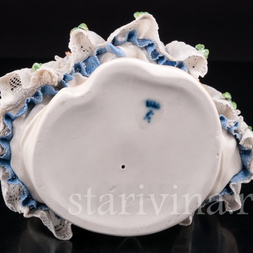 Фарфоровая статуэтка Дама с веером, сидящаяя на стуле, кружевная, Ackermann & Fritze, Германия, пер. пол. 20 века.