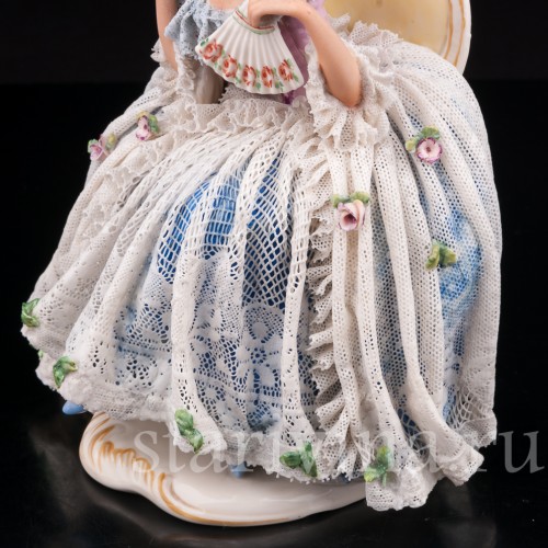 Фарфоровая статуэтка Дама с веером, сидящаяя на стуле, кружевная, Ackermann & Fritze, Германия, пер. пол. 20 века.