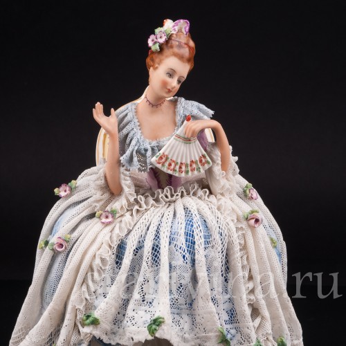 Фарфоровая статуэтка Дама с веером, сидящаяя на стуле, кружевная, Ackermann & Fritze, Германия, пер. пол. 20 века.