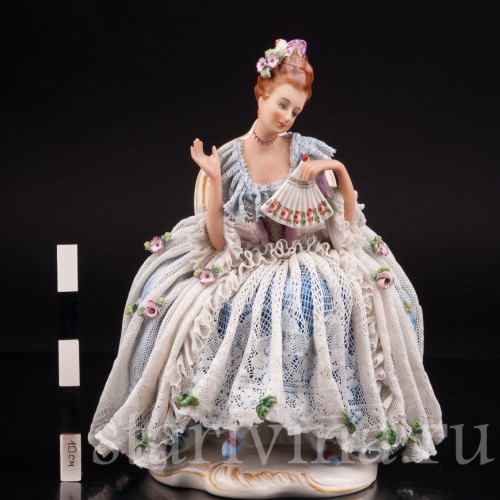 Фарфоровая статуэтка Дама с веером, сидящаяя на стуле, кружевная, Ackermann & Fritze, Германия, пер. пол. 20 века.