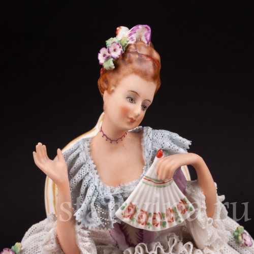 Фарфоровая статуэтка Дама с веером, сидящаяя на стуле, кружевная, Ackermann & Fritze, Германия, пер. пол. 20 века.