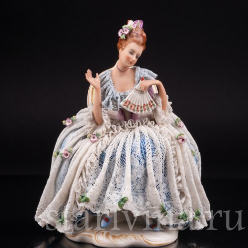Фарфоровая статуэтка Дама с веером, сидящаяя на стуле, кружевная, Ackermann & Fritze, Германия, пер. пол. 20 века.