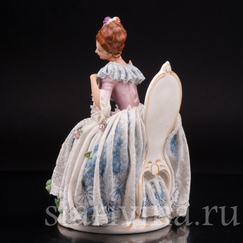 Фарфоровая статуэтка Дама с веером, сидящаяя на стуле, кружевная, Ackermann & Fritze, Германия, пер. пол. 20 века.