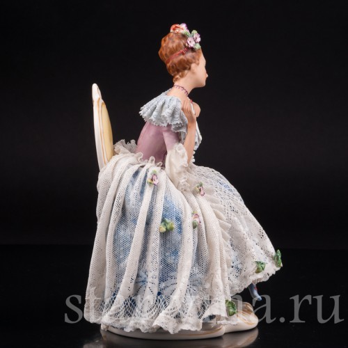 Фарфоровая статуэтка Дама с веером, сидящаяя на стуле, кружевная, Ackermann & Fritze, Германия, пер. пол. 20 века.