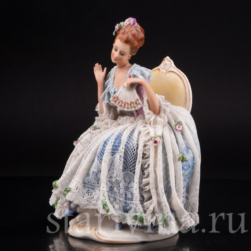 Фарфоровая статуэтка Дама с веером, сидящаяя на стуле, кружевная, Ackermann & Fritze, Германия, пер. пол. 20 века.