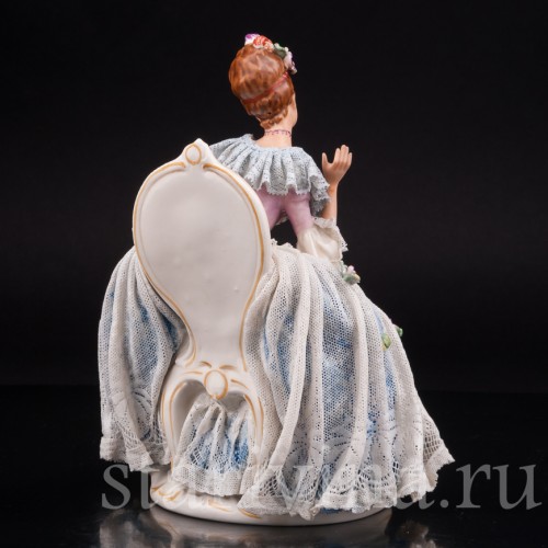 Фарфоровая статуэтка Дама с веером, сидящаяя на стуле, кружевная, Ackermann & Fritze, Германия, пер. пол. 20 века.