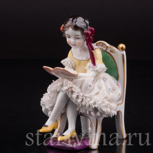 Фигурка из фарфора Читающая девочка, кружевная, миниатюра, Volkstedt, Германия, нач. 20 в.