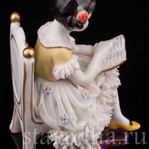 Фигурка из фарфора Читающая девочка, кружевная, миниатюра, Volkstedt, Германия, нач. 20 в.