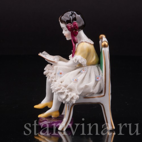 Фигурка из фарфора Читающая девочка, кружевная, миниатюра, Volkstedt, Германия, нач. 20 в.