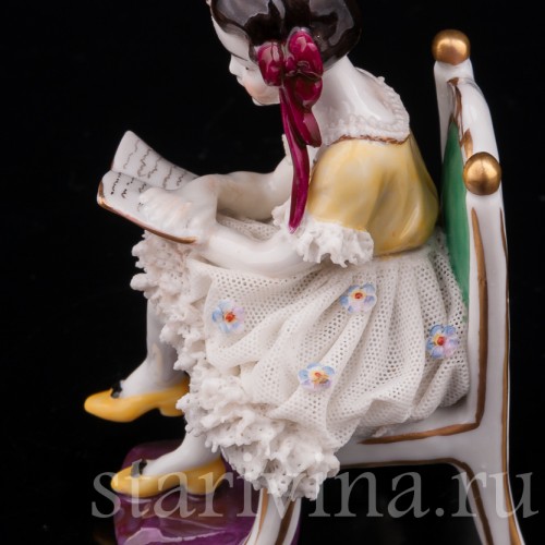 Фигурка из фарфора Читающая девочка, кружевная, миниатюра, Volkstedt, Германия, нач. 20 в.