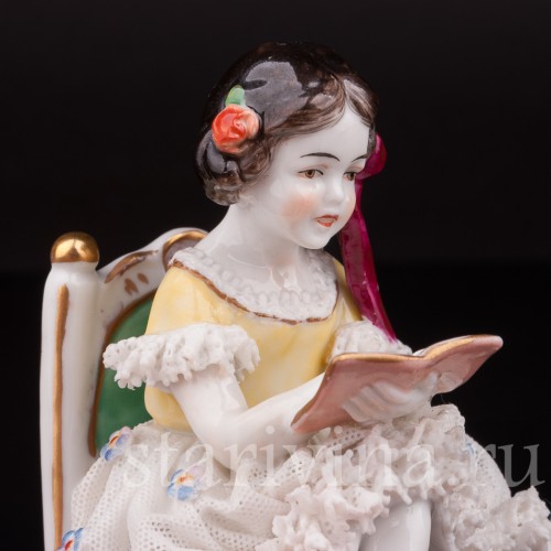 Фигурка из фарфора Читающая девочка, кружевная, миниатюра, Volkstedt, Германия, нач. 20 в.