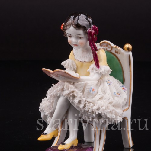 Фигурка из фарфора Читающая девочка, кружевная, миниатюра, Volkstedt, Германия, нач. 20 в.