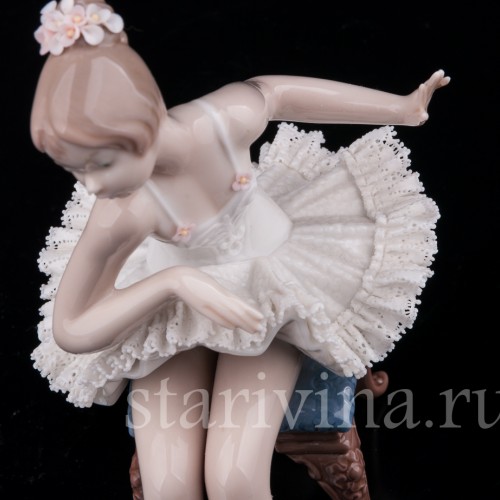 Фигурка из фарфора Балерина на стуле, кружевная, Lladro, Испания, 1987 г.