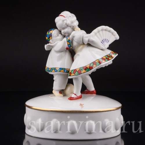 Фарфоровая шкатулка Девочка с веером и маленький пьеро Hertwig & Co, Германия, 1920-30 гг.