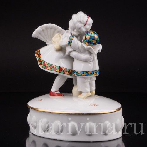Фарфоровая шкатулка Девочка с веером и маленький пьеро Hertwig & Co, Германия, 1920-30 гг.