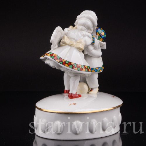 Фарфоровая шкатулка Девочка с веером и маленький пьеро Hertwig & Co, Германия, 1920-30 гг.