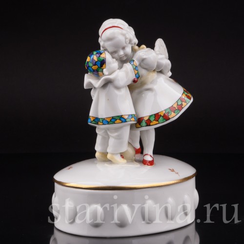 Фарфоровая шкатулка Девочка с веером и маленький пьеро Hertwig & Co, Германия, 1920-30 гг.