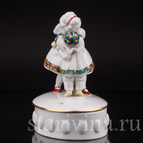 Фарфоровая шкатулка Девочка с веером и маленький пьеро Hertwig & Co, Германия, 1920-30 гг.