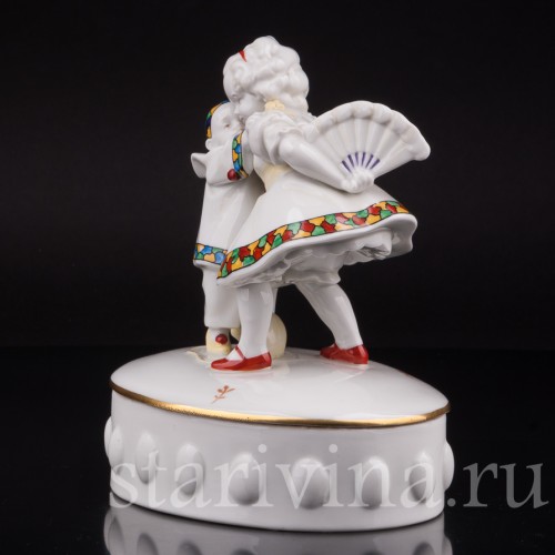 Фарфоровая шкатулка Девочка с веером и маленький пьеро Hertwig & Co, Германия, 1920-30 гг.