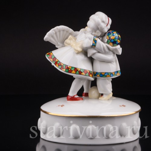 Фарфоровая шкатулка Девочка с веером и маленький пьеро Hertwig & Co, Германия, 1920-30 гг.