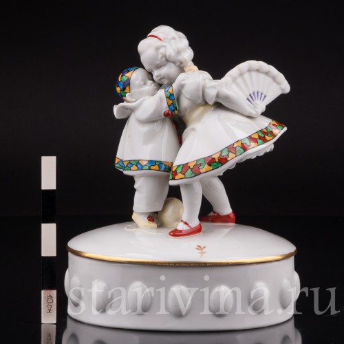 Фарфоровая шкатулка Девочка с веером и маленький пьеро Hertwig & Co, Германия, 1920-30 гг.