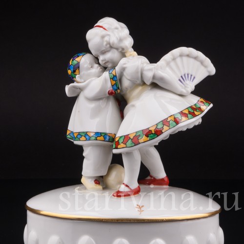 Фарфоровая шкатулка Девочка с веером и маленький пьеро Hertwig & Co, Германия, 1920-30 гг.