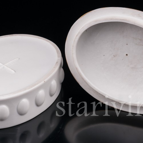 Фарфоровая шкатулка Девочка с веером и маленький пьеро Hertwig & Co, Германия, 1920-30 гг.