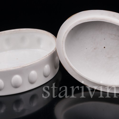 Фарфоровая шкатулка Девочка с веером и маленький пьеро Hertwig & Co, Германия, 1920-30 гг.