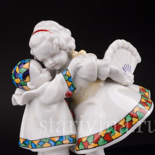 Фарфоровая шкатулка Девочка с веером и маленький пьеро Hertwig & Co, Германия, 1920-30 гг.