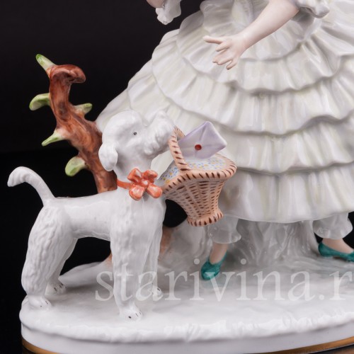 Фарфоровая статуэтка девушки с собакой Необычный почтальон, Wallendorf, Германия, 1960 гг.
