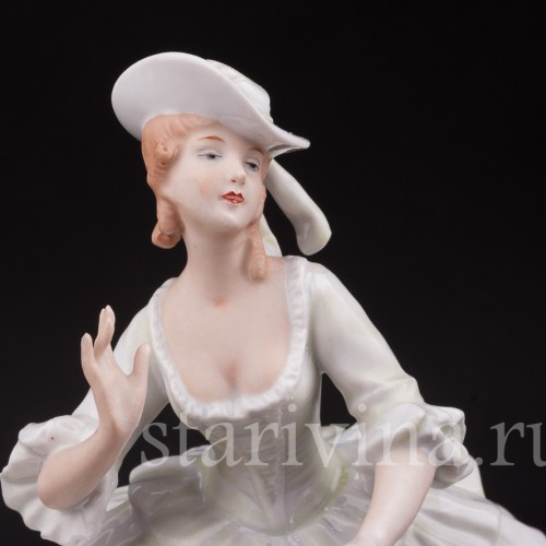 Фарфоровая статуэтка девушки с собакой Необычный почтальон, Wallendorf, Германия, 1960 гг.