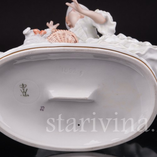 Фарфоровая статуэтка девушки с собакой Необычный почтальон, Wallendorf, Германия, 1960 гг.