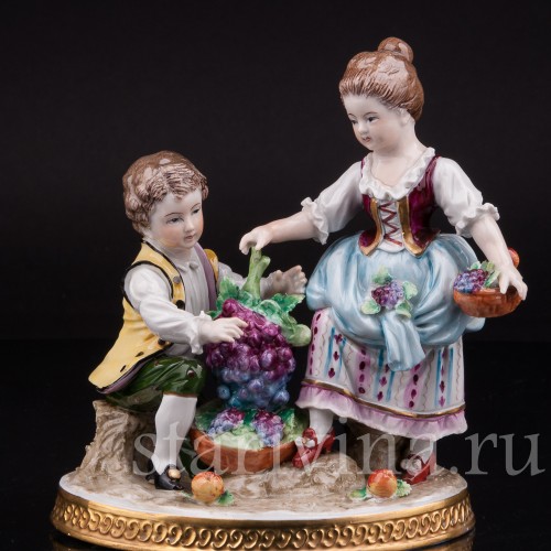 Фигурка из фарфора Дети с виноградом, аллегория осени, Sitzendorf, Германия, вт. пол. 20 в.