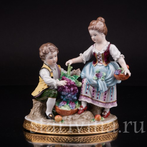 Фигурка из фарфора Дети с виноградом, аллегория осени, Sitzendorf, Германия, вт. пол. 20 в.
