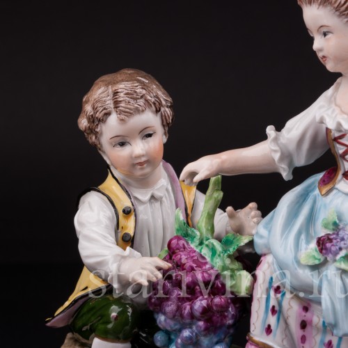 Фигурка из фарфора Дети с виноградом, аллегория осени, Sitzendorf, Германия, вт. пол. 20 в.