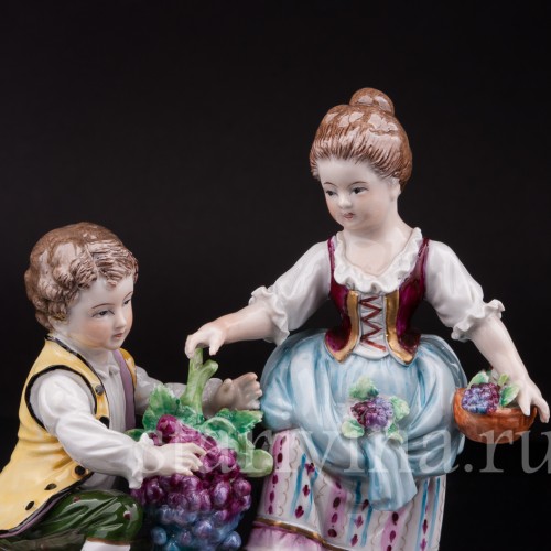 Фигурка из фарфора Дети с виноградом, аллегория осени, Sitzendorf, Германия, вт. пол. 20 в.