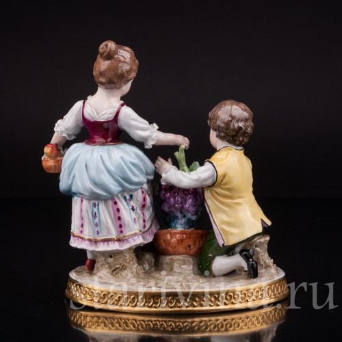 Фигурка из фарфора Дети с виноградом, аллегория осени, Sitzendorf, Германия, вт. пол. 20 в.