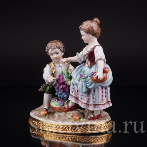 Фигурка из фарфора Дети с виноградом, аллегория осени, Sitzendorf, Германия, вт. пол. 20 в.