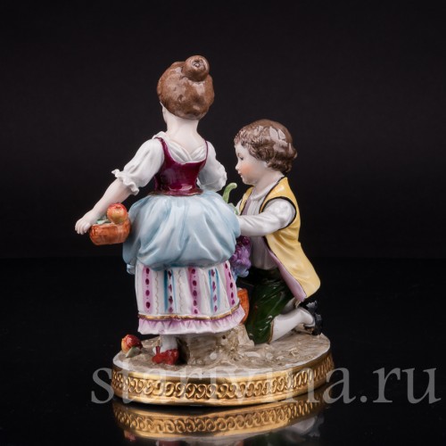 Фигурка из фарфора Дети с виноградом, аллегория осени, Sitzendorf, Германия, вт. пол. 20 в.
