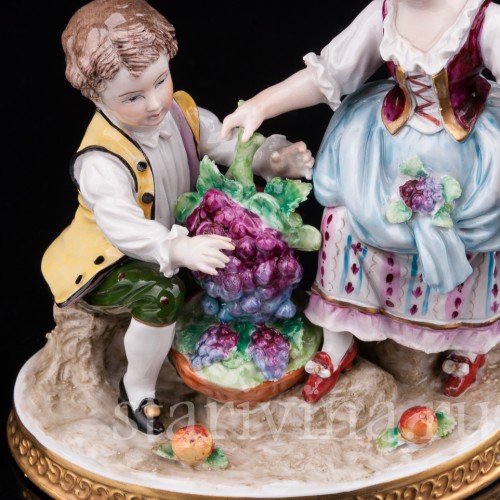 Фигурка из фарфора Дети с виноградом, аллегория осени, Sitzendorf, Германия, вт. пол. 20 в.