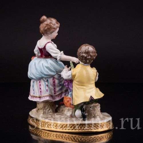 Фигурка из фарфора Дети с виноградом, аллегория осени, Sitzendorf, Германия, вт. пол. 20 в.