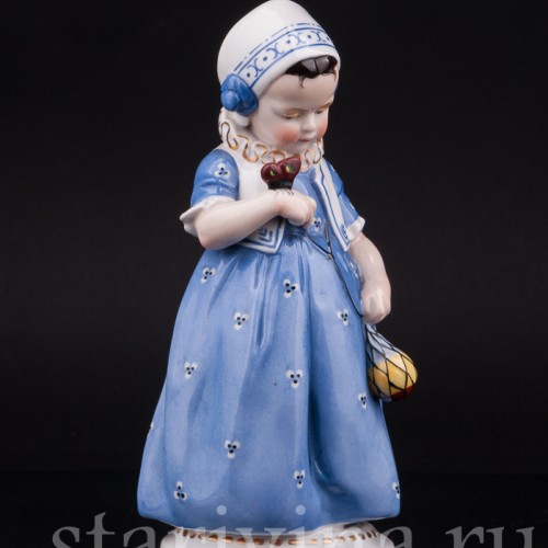 Фарфоровая статуэтка Девочка с бабочкой, Hertwig & Co, Германия.